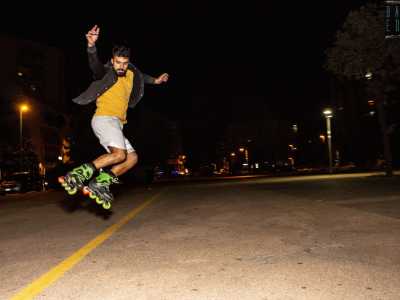 I ragazzi sono specializzati nel pattinaggio "inline": prevede l�uso di rollerblade con le rotelle disposte su un�unica fila, proprio per agevolare il �freestyle�, le improvvisazioni